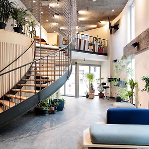 Maverick Market Hostal